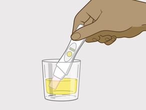Du kan også dyppe tuppen av graviditetstesten i en ren beholder som inneholder litt av urinen din.