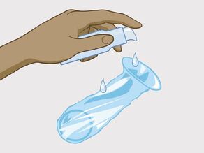 Нанесите смазку на внутреннюю и внешнюю поверхности презерватива.